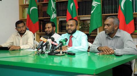 "މުޒާހަރާ ކުރިއަށް ދާނީ އިސްލާމީ ގިއުގަނޑުގެ ތެރޭގައި." - ޝެއިޚް އިމްރާން