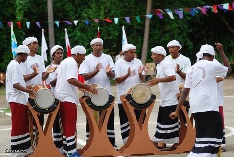 ޢީދު އައީ ހިނިތުންވަމުން... މީރުވަހުން ޖައްވު ހުވަނދުލަމުން...
