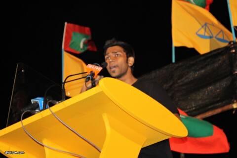އެމްޑީޕީ ގެ މުޒާހަރާގައި ވާހަކަ ދެއްކުމުން ވިލާ ހައި ސުކޫލުގެ ކެޕްޓަނާމެދު ފިޔަވަޅު އަޅަނީ