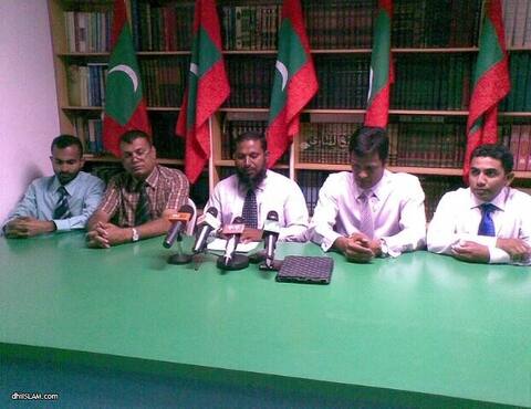 ލާދީނީ ޝިޢާރުތައް ހިމެނޭ ތަކެތި ސަރުކާރުން ނުނަގައިފިނަމަ، ރައްޔިތުން ނުކުމެ އެތަކެތި ނަގަން ޖެހިދާނެ: އިދިކޮޅު ޕާޓީތައް