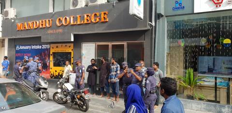 މަންދު ކޮލެޖު ކުރިމަތީ އިހުތިޖާޖް ކުރަންތިބި 3 މީހަކު ހައްޔަރުކޮށްފި