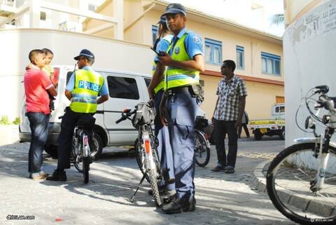 އެޑިއުކޭޝަން މިނިސްޓަރުގެ ކާރުކޮޅަށް އަމާޒުކޮށް ޕެޓްރޯލް ބޮމެއް ގޮއްވާލާފައިވާ ކަމަށް ބުނެ މީޑިއާގައި ޚަބަރު ފަތުރާފައިވަނީ ޙަޤީޤަތާ ޚިލާފަށް: ފުލުހުން