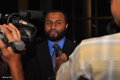 ހޫނު ޚަބަރު: ބަންދުގައި ބަހައްޓަންޖެހޭ ސަބަބެއް ނެތް ކަމަށް ކޯޓުން ކަނޑައަޅައި އަމުރު ކުރުމުން ދިއިސްލާމްގެ އެގްޒެކެޓިވް އެޑިޓަރ އަހްސަން ދޫކޮށްލައިފި