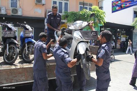 މާލޭގެ މަގުތަކާއި ދުވާރުމަތީގައި ހުންނަ ޕެލެޓް، ގޮނޑި، ގަސްމުށިފަދަ ތަކެތި މާދަމާއިން ފެށިގެން ފުލުހުންގެ ބެލުމުގެ ދަށަށް ގެންދަނީ
